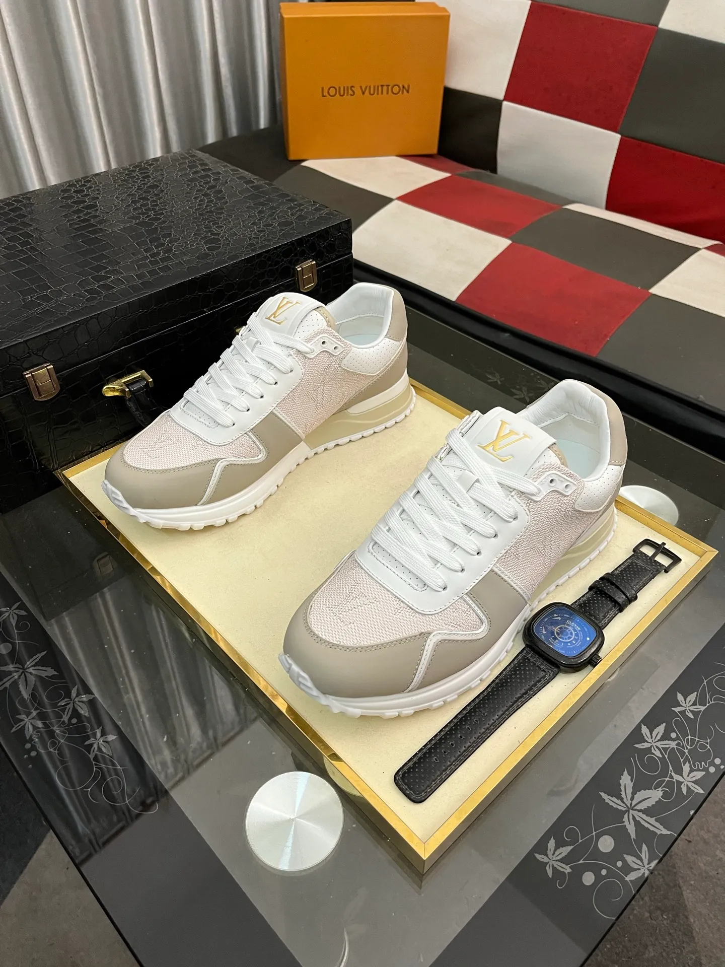 Men's men's shoes 💰760⌚️⌚️Breaking hot 🆕🆕🆕𝙇𝙑 Top version: LV TARINE Louis Vuitton Donkey Brand L Home Casual Sports Shoes Skateboard Shoes Original Purchase Development Production This LV Trainer sneaker draws inspiration from retro basketball shoes, with a mixed technical material upper and handwritten Louis Vuitton logo on the side to highlight its eye-catching style. Rubber outsole with upgraded grip, exquisite packaging at the delivery counter 🛍📦 ▪️Fabrics: Original customized imported first-layer cowhide ▪️Inner lining: Original customized breathable mesh ▪️Outsole: Original molded TPU combination outsole ▪️Sole thickness: 3CM ▪️Size: Male 38-46 (customized at 45.46)